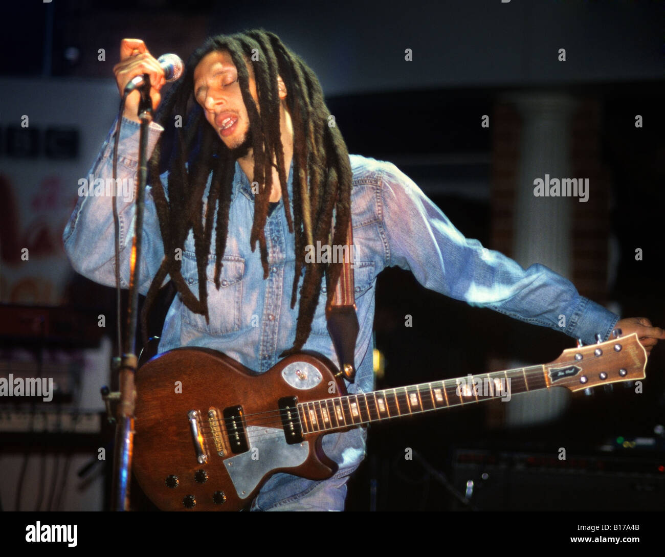 Julian Marley en prestation au Buttermarket, Shrewsbury, Shropshire, Angleterre 2004 Banque D'Images