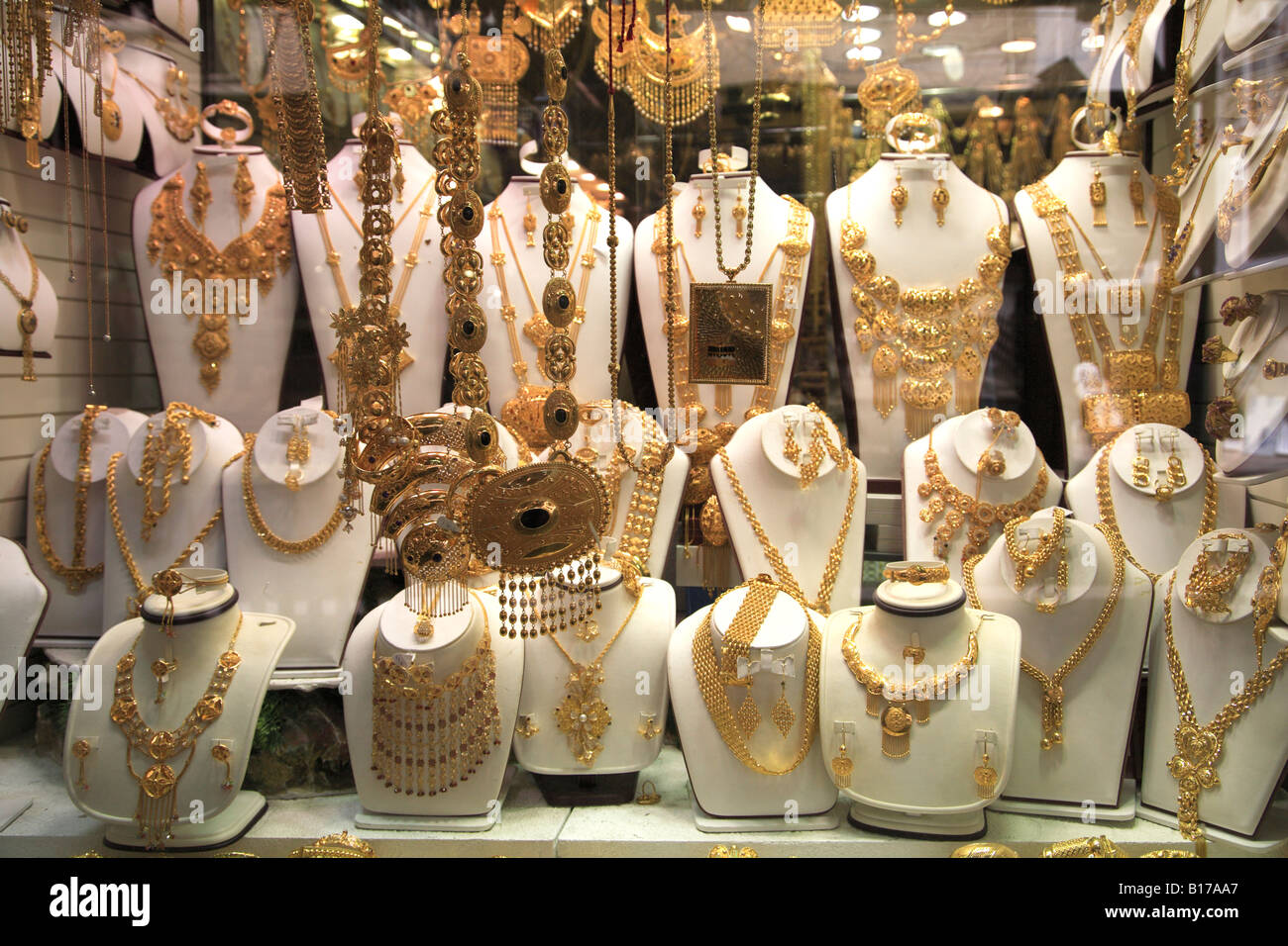 Bijoux en or à vendre dans le Gold Souk ou marché Deira Dubai Emirats  Arabes Unis Photo Stock - Alamy