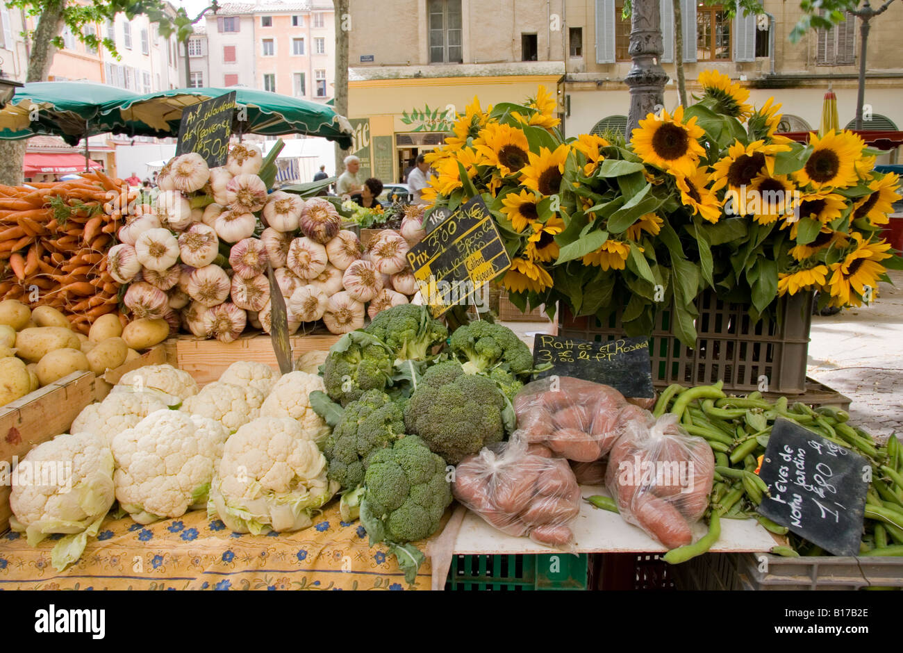Marché de Fruits et légumes à la place Richelme, Aix en Provence, dans le sud de la France. Banque D'Images