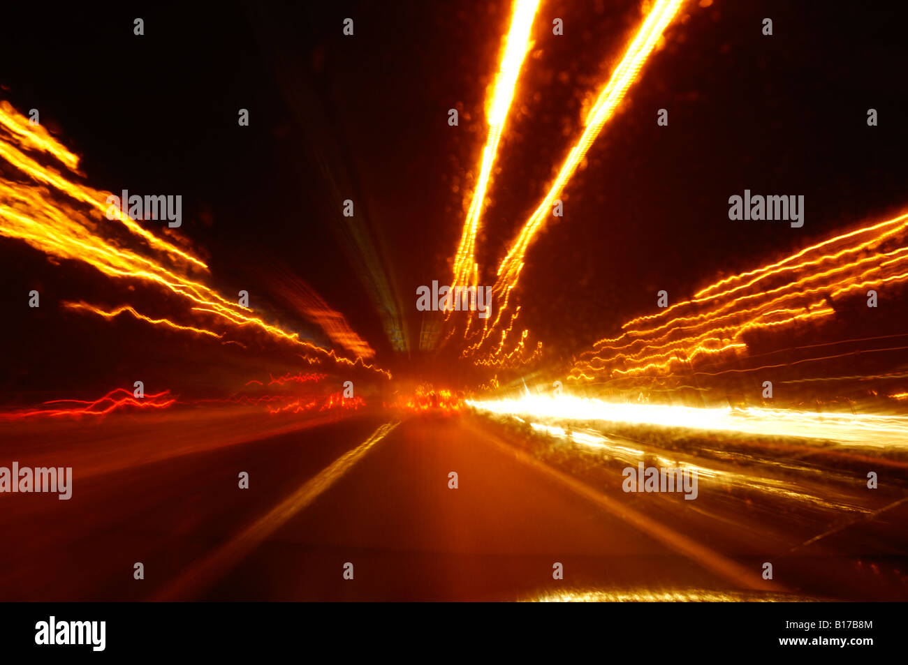 Vue depuis une voiture en mouvement sur une autoroute de nuit sous la pluie. Banque D'Images