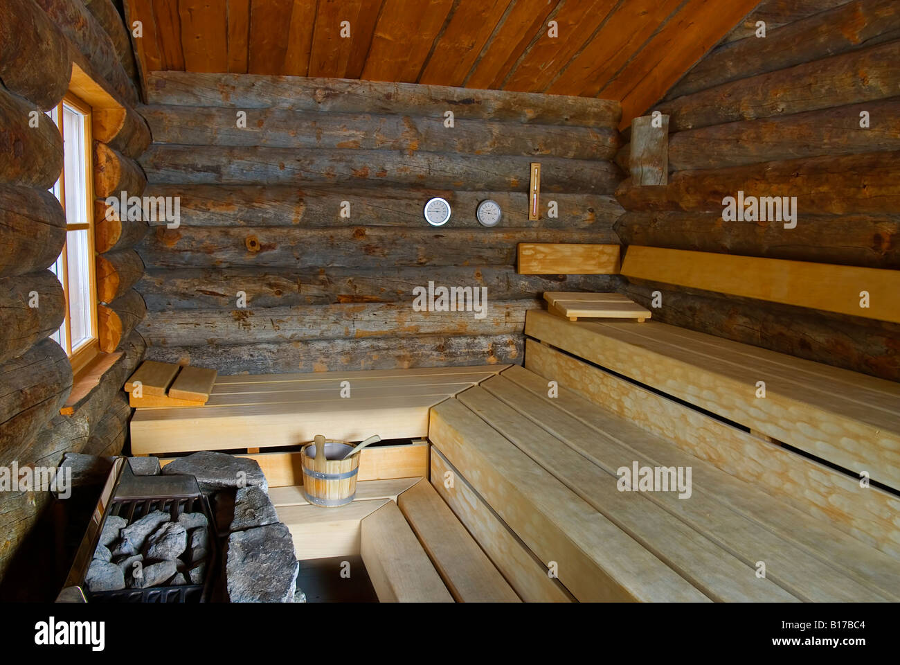 Intérieur en bois rustique d'un sauna finlandais Banque D'Images