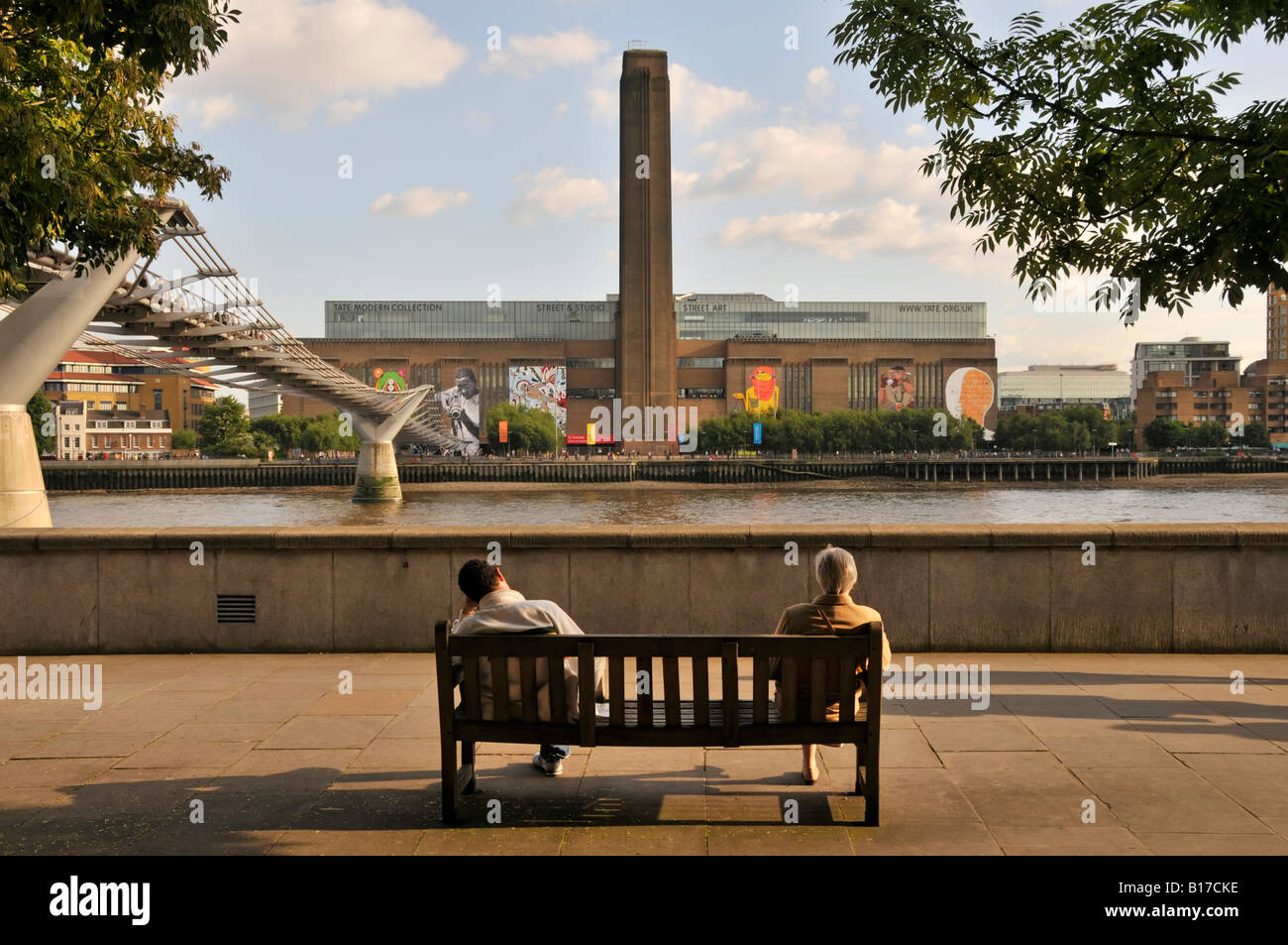 River Thames & Millennium Bridge avec exposition d'art urbain moderne Tate sur les murs extérieurs remise à neuf centrale électrique redondante de Bankside Londres Angleterre Royaume-Uni Banque D'Images