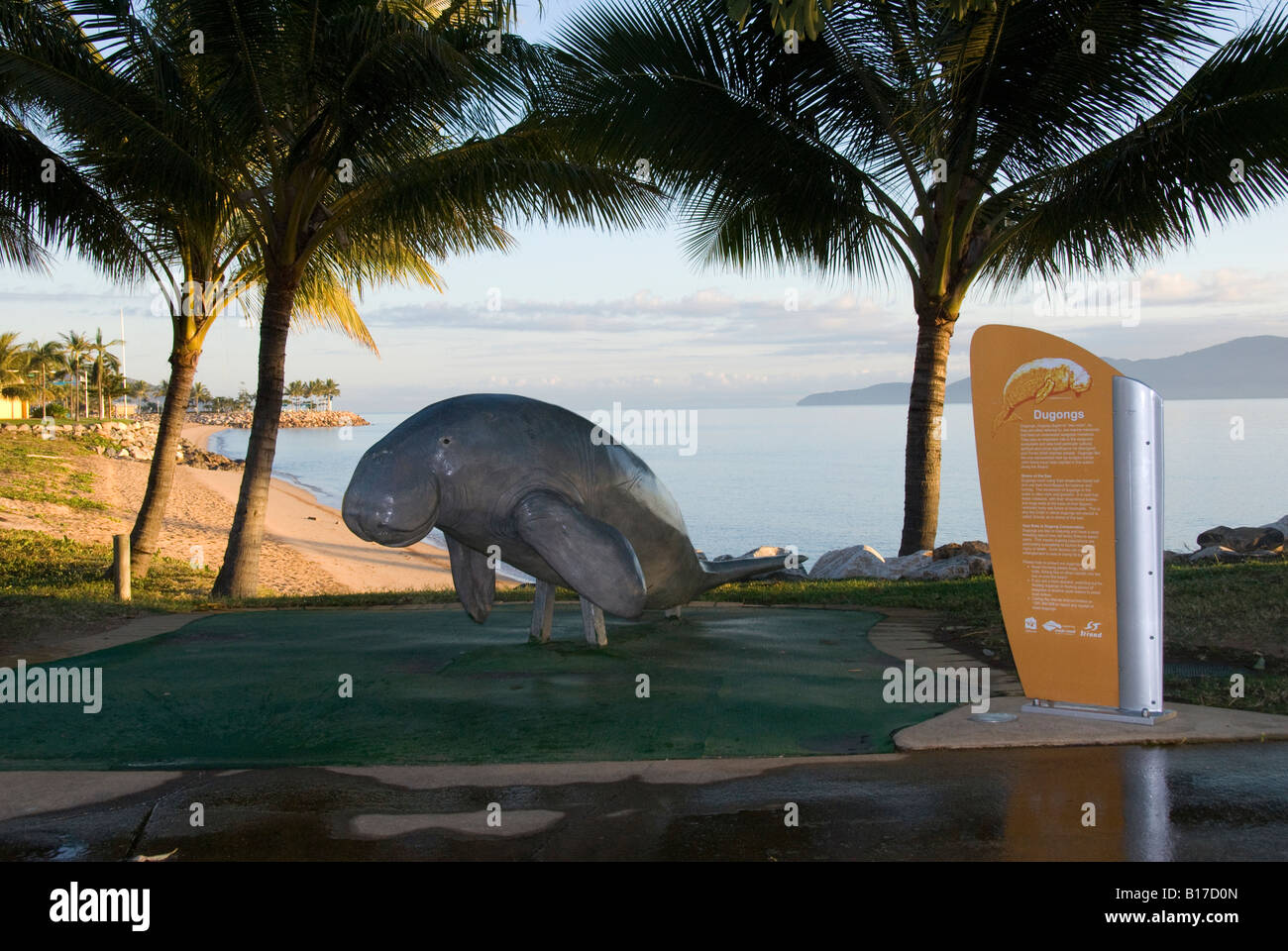Dugong sea cow de sculpture et d'informations Promenade Strand Townsville Queensland Australie Banque D'Images