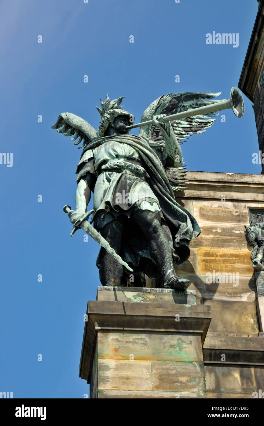 Niederwald denkmal monument, la Statue de la guerre, près de Rüdesheim, Allemagne. Banque D'Images Niederwald denkmal monument, la Statue de la guerre, près de Rüdesheim, Allemagne. Banque D'Images