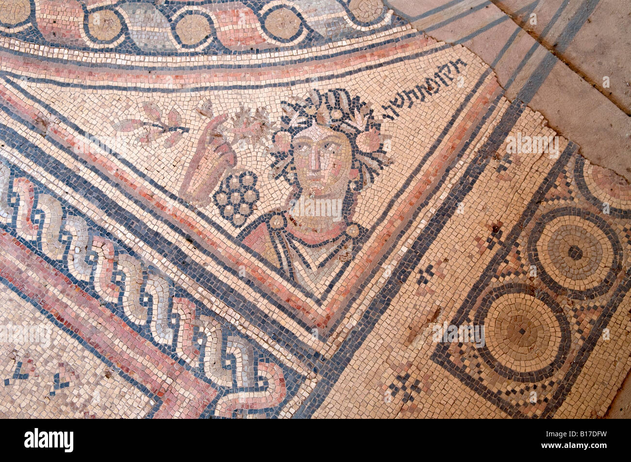 Zodiac ancien sol de mosaïque avec inscription en hébreu datant CE 286 appartenant à l'Hammat Tiberias Synagogue sur la périphérie de Tibériade en Israël Banque D'Images