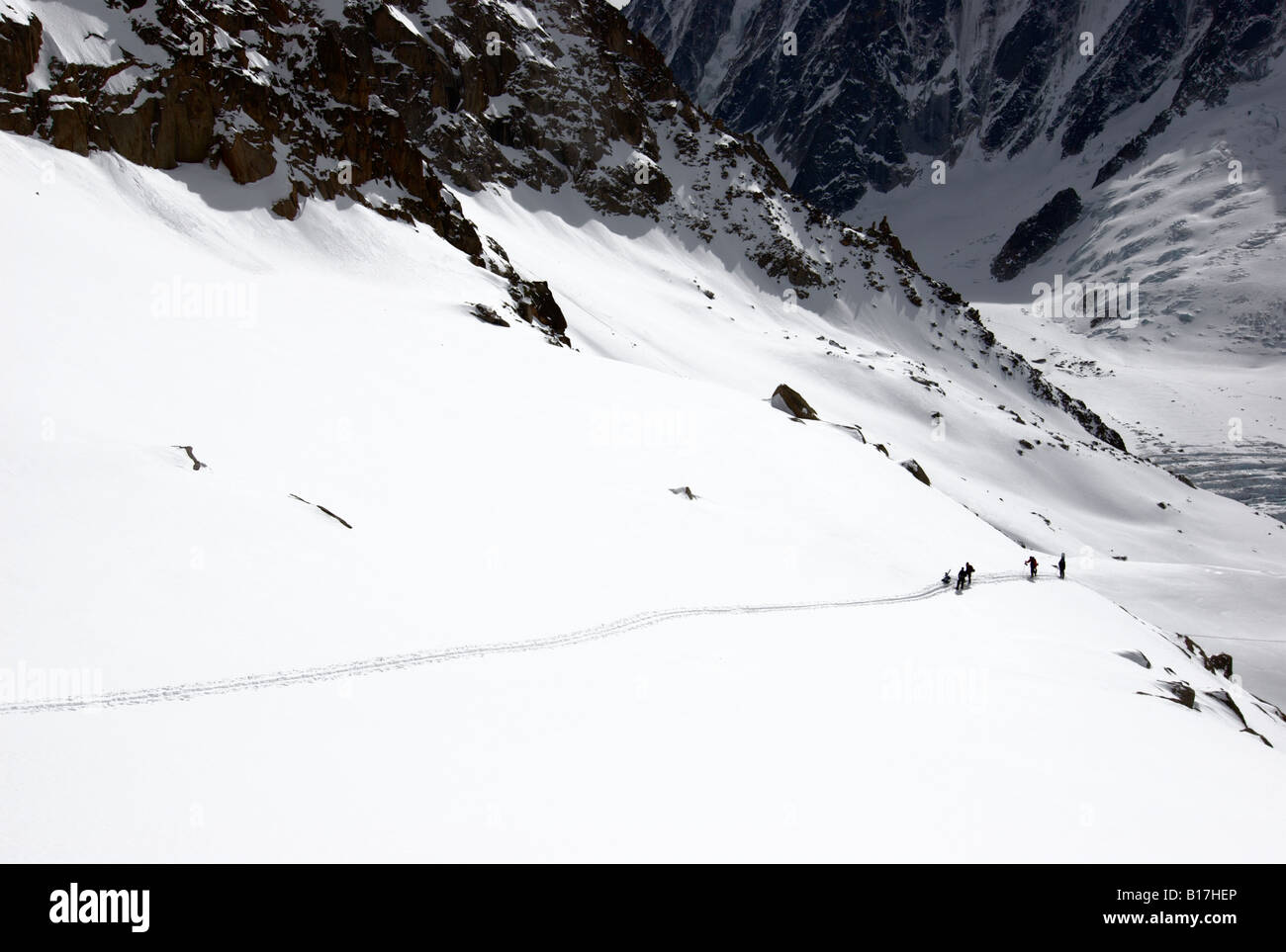 Ski de randonnée s'arrêtant pour se reposer pendant l'ascension du Glacier d'Argentière en direction du Col du Passon, vallée de Chamonix, France Banque D'Images