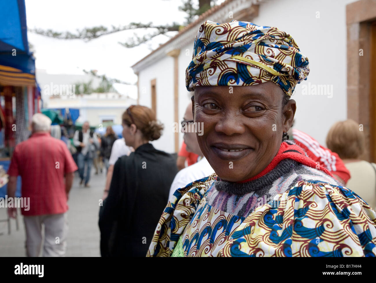 Femme africaine en costume traditionnel au marché de dimanche Teror Gran Canaria Espagne Banque D'Images
