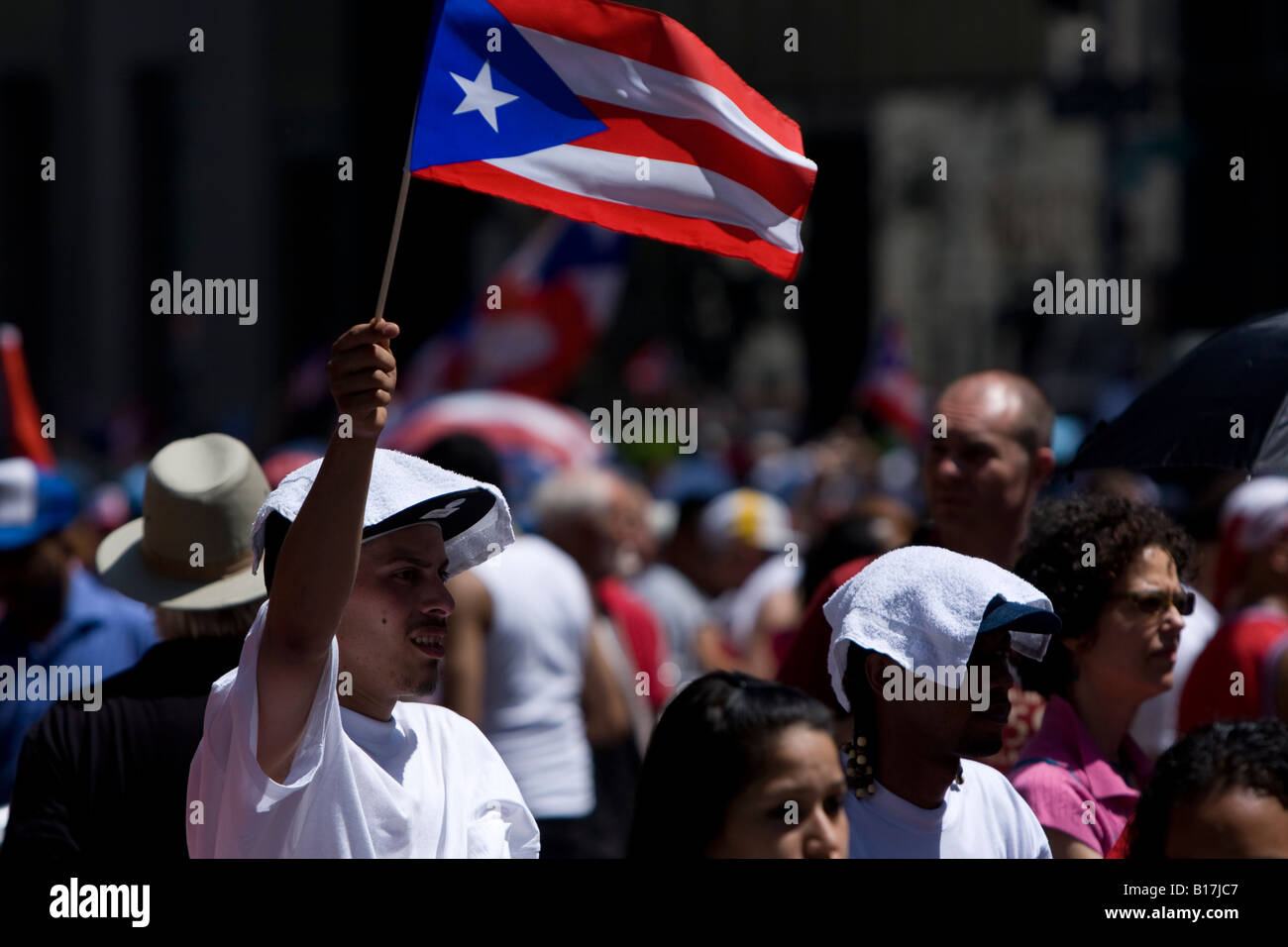 Un homme agite les Puerto Rico 2008 drapeau pendant la parade de Porto Rico à New York City. Banque D'Images