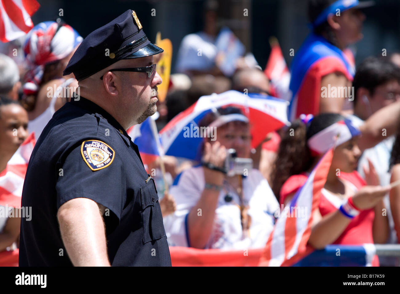 Un agent de police se tient au 2008 journée Portoricaine à Manhattan New York. Banque D'Images