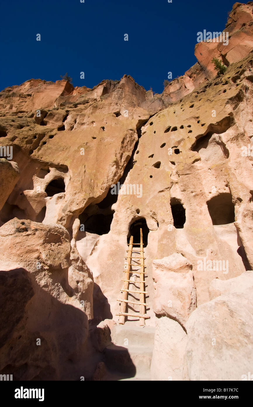 Troglodytisme à Bandelier Nouveau Mexique près de Santa Fe Banque D'Images