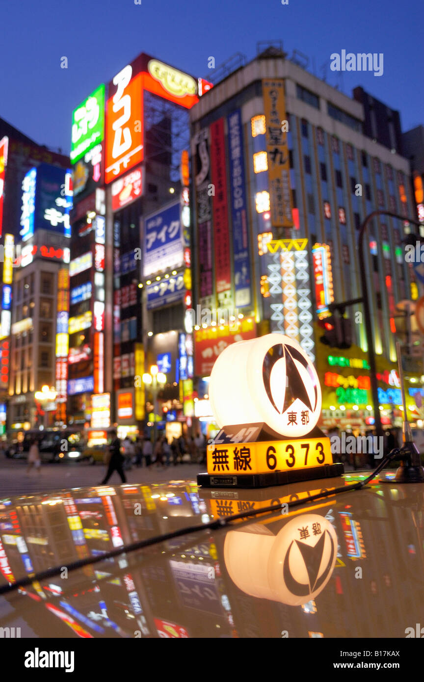 Toit d'un taxi et de néons Shinjuku Tokyo Japon Banque D'Images
