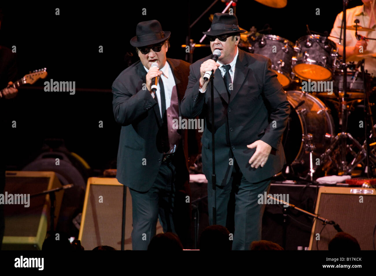 Zee et Elwood Blues Jim Belushi et Dan Aykroyd effectuée avec le Blues Brothers Band John Paul Jones Arena Charlottesville VA USA Banque D'Images