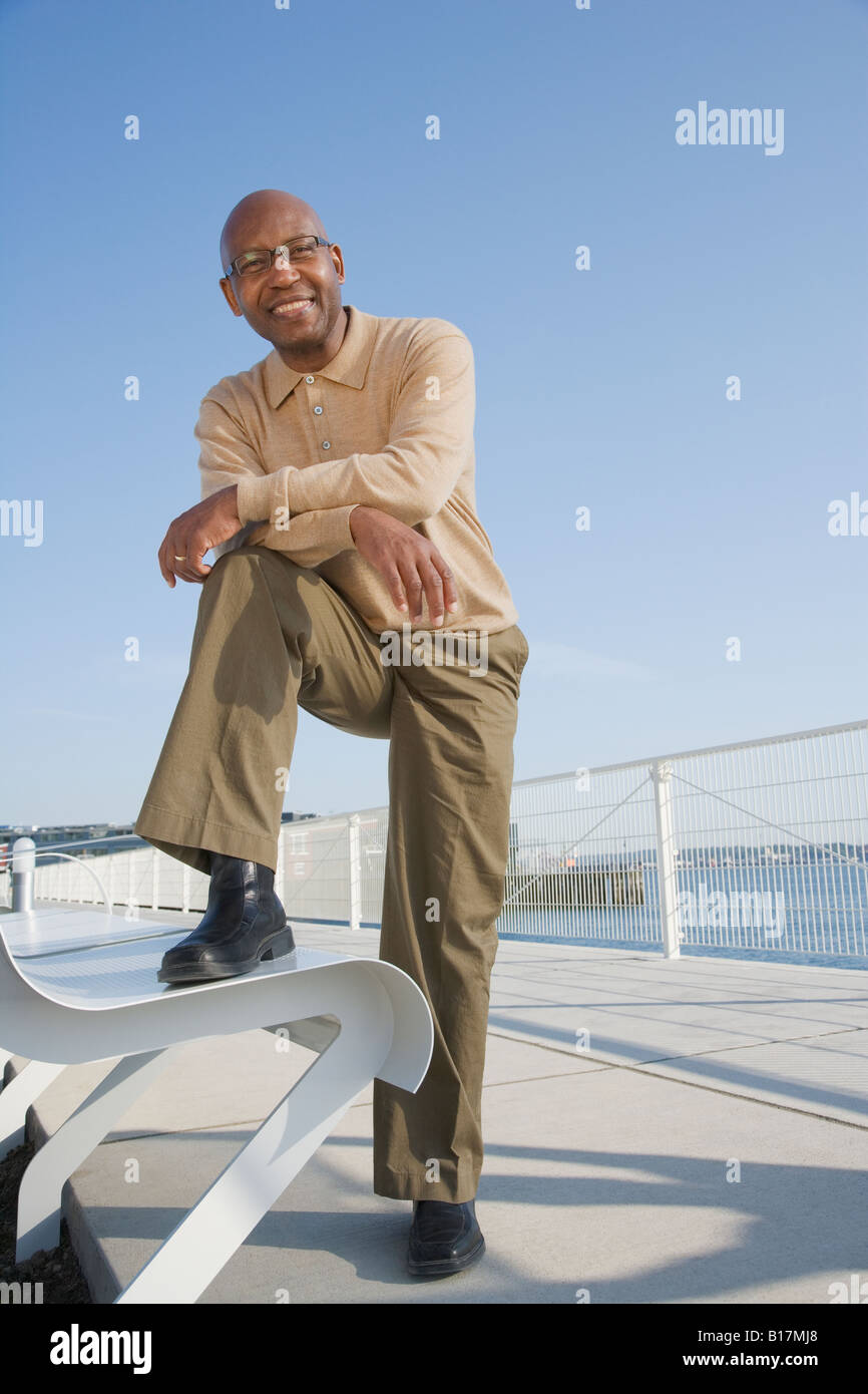 African American man avec le pied sur le banc Banque D'Images