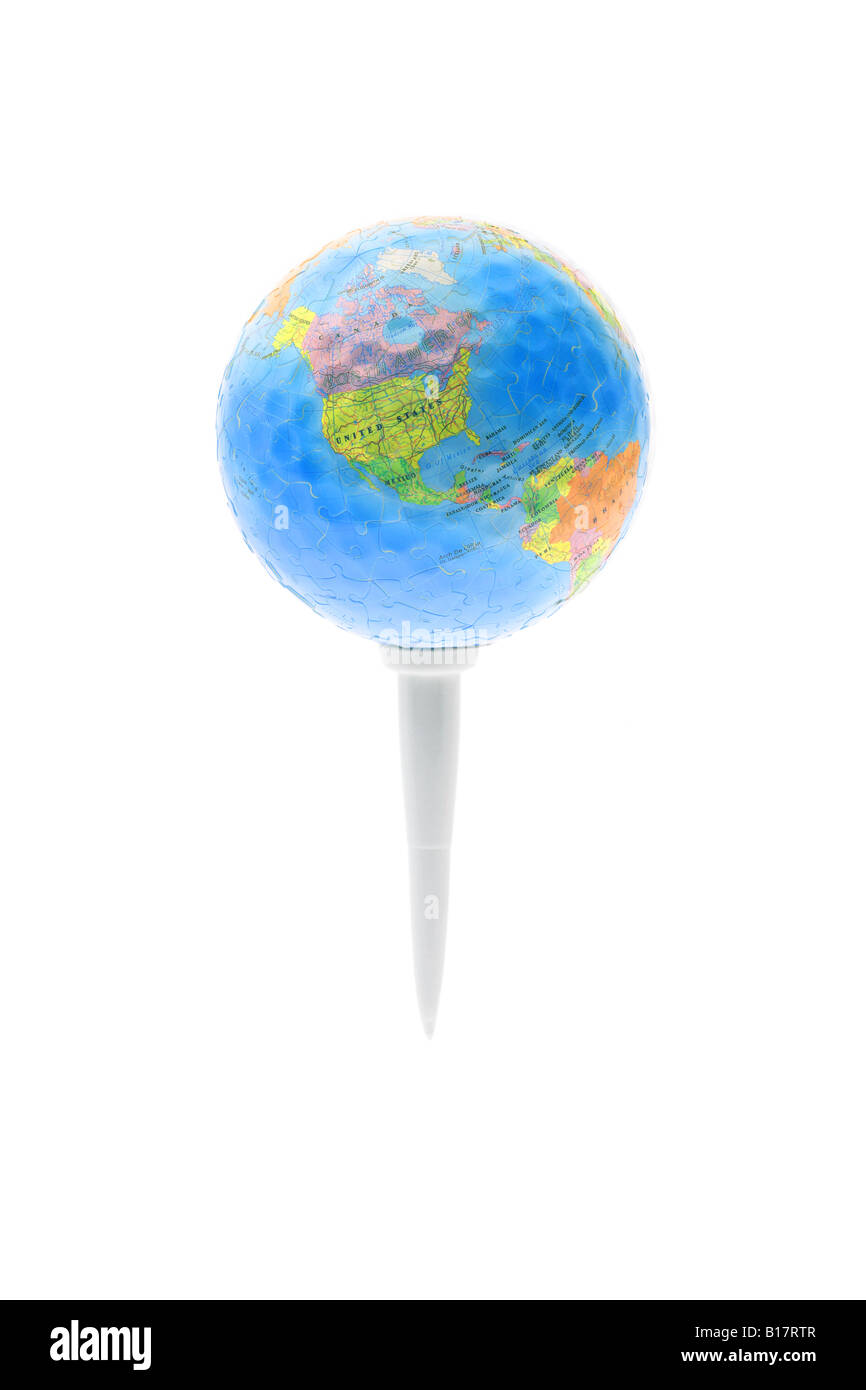 Globe avec Jigsaw Puzzle et texture fossettes sur tee de golf isolated on white Banque D'Images
