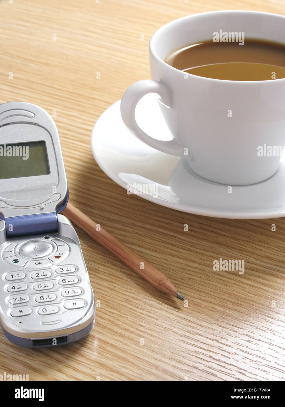 Crayon café et téléphone portable sur 24 Banque D'Images