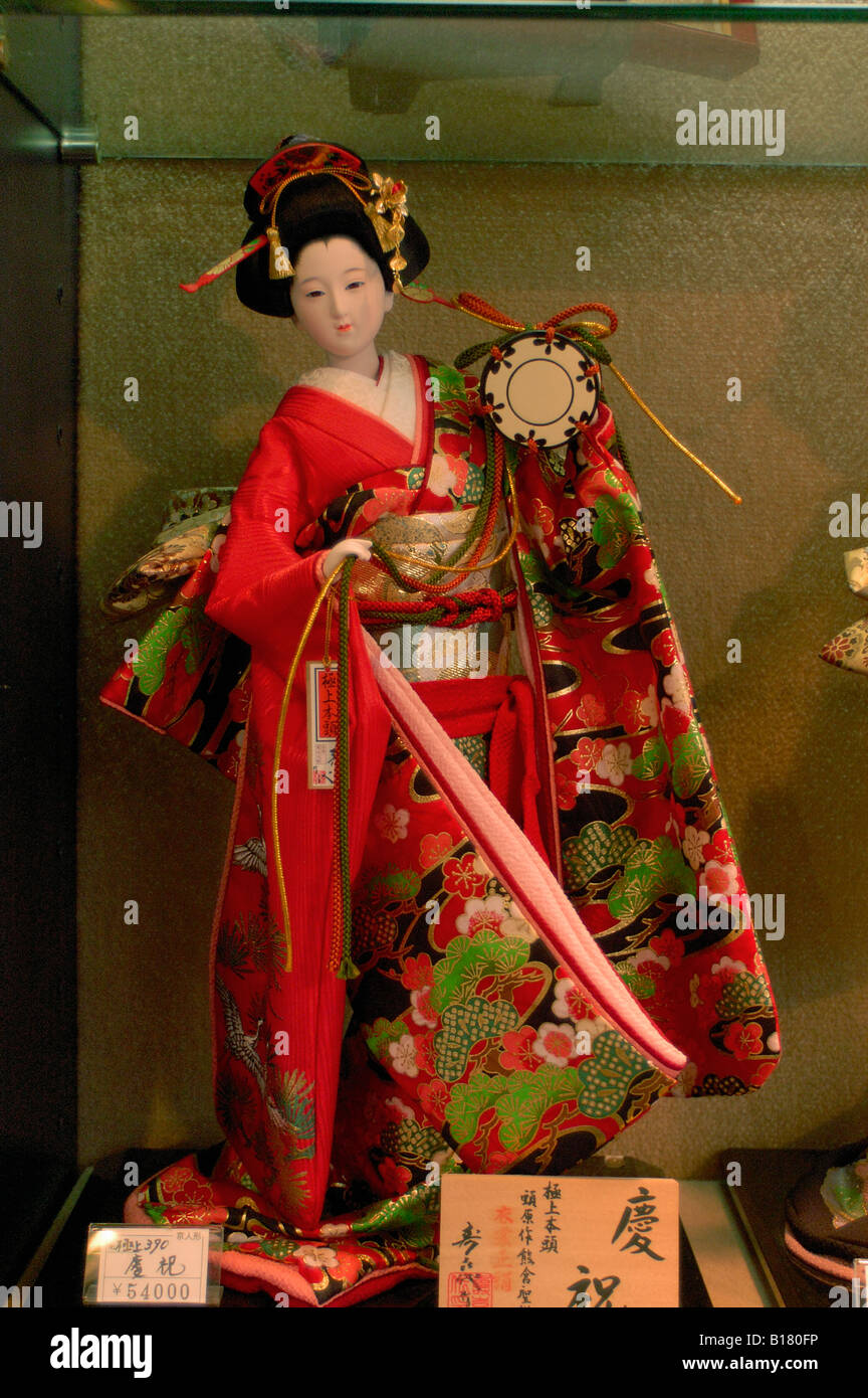 Poupée kimono japonais avec les vêtements traditionnels japonais pour la  vente au Japon Kyoto Photo Stock - Alamy
