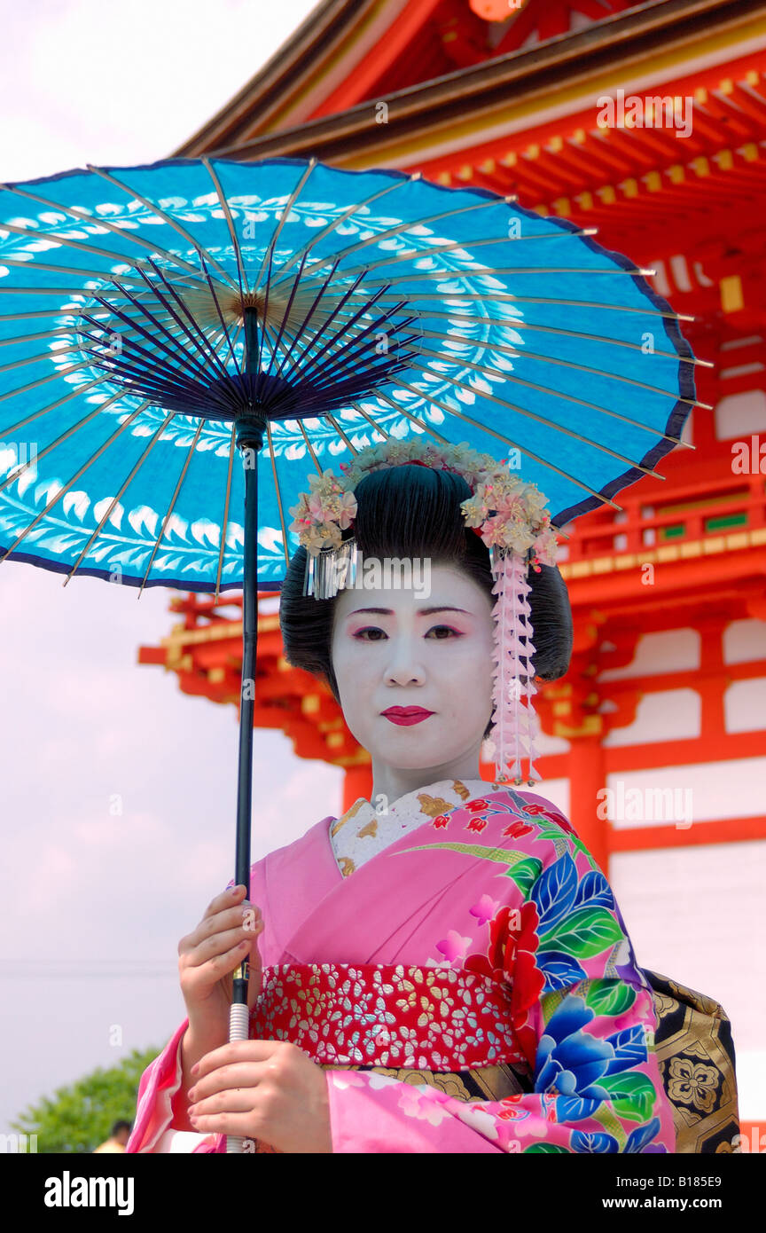 Apprenti geisha maiko avec parapluie au Temple Kiyomizu Kyoto au Japon Banque D'Images