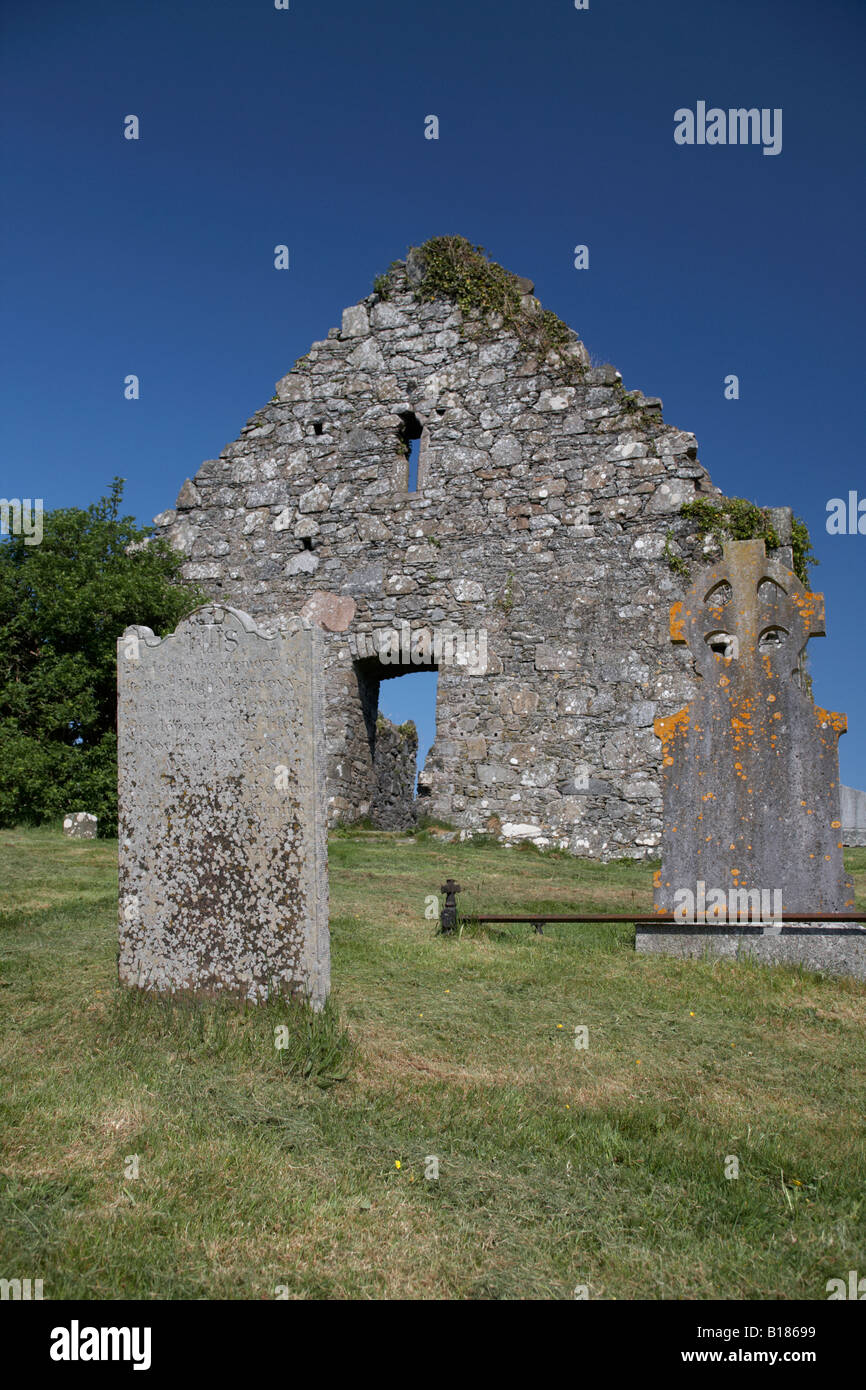 Tombes avec la 15e siècle église du nord l'une des trois églises loughinisland comté de Down en Irlande du Nord Banque D'Images