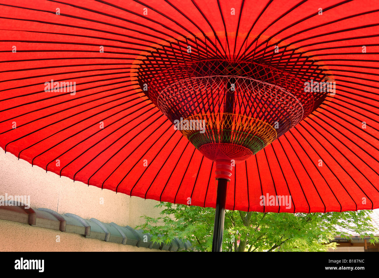 Papier rouge traditionnelle japonaise le Japon Kyoto parapluie Banque D'Images