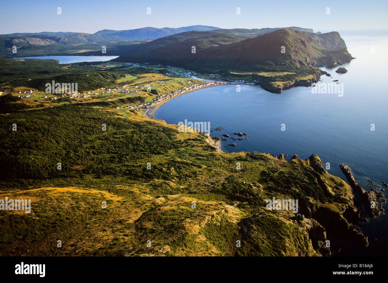 Vue aérienne de la pêche côtière village de Trout River, Terre-Neuve, Canada Littoral Banque D'Images