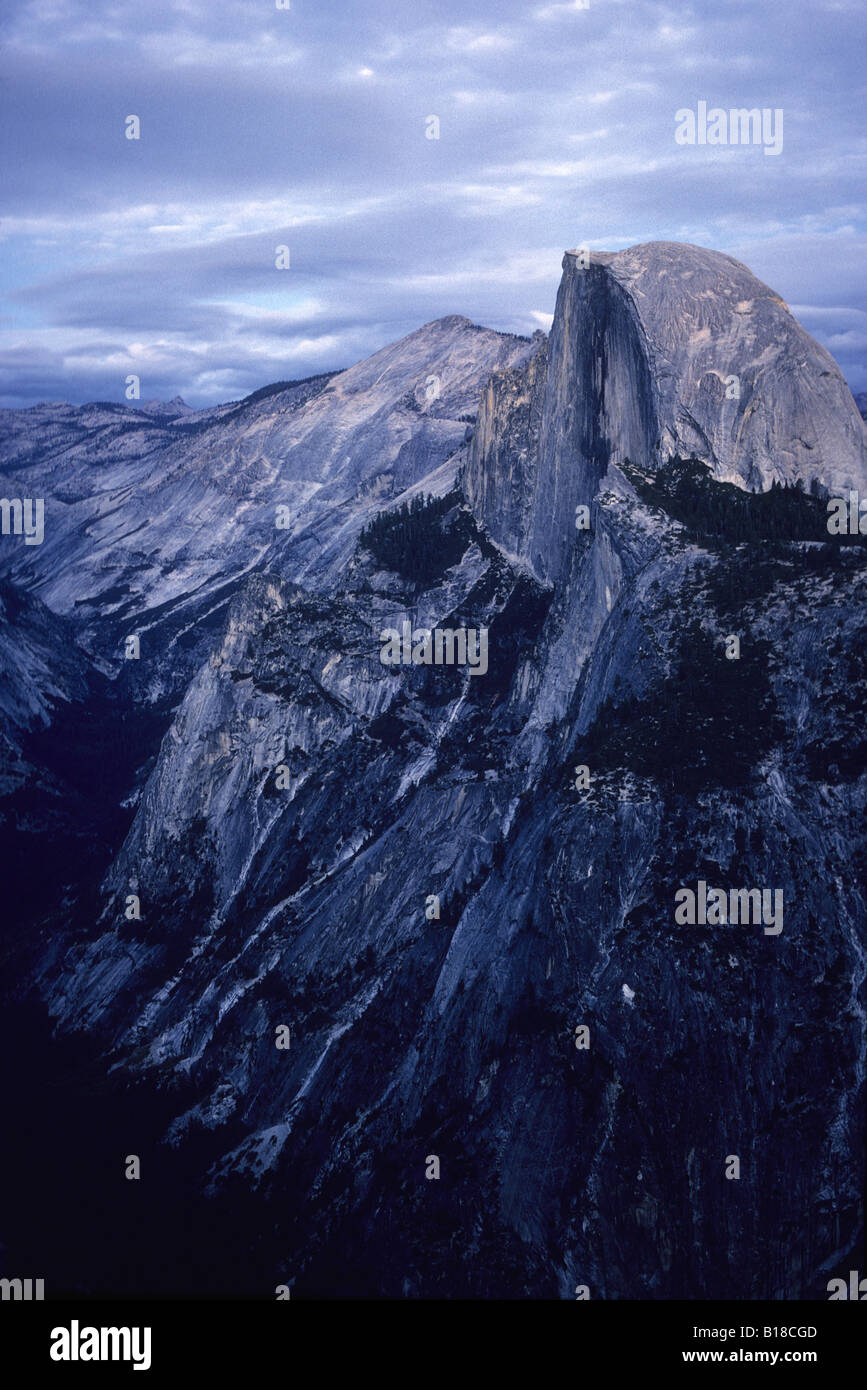 Le monolithe de granit dans la vallée Yosemite Half Dome depuis Glacier Point oublier dans la lumière du soir, Yosemite National Park, Californie Banque D'Images