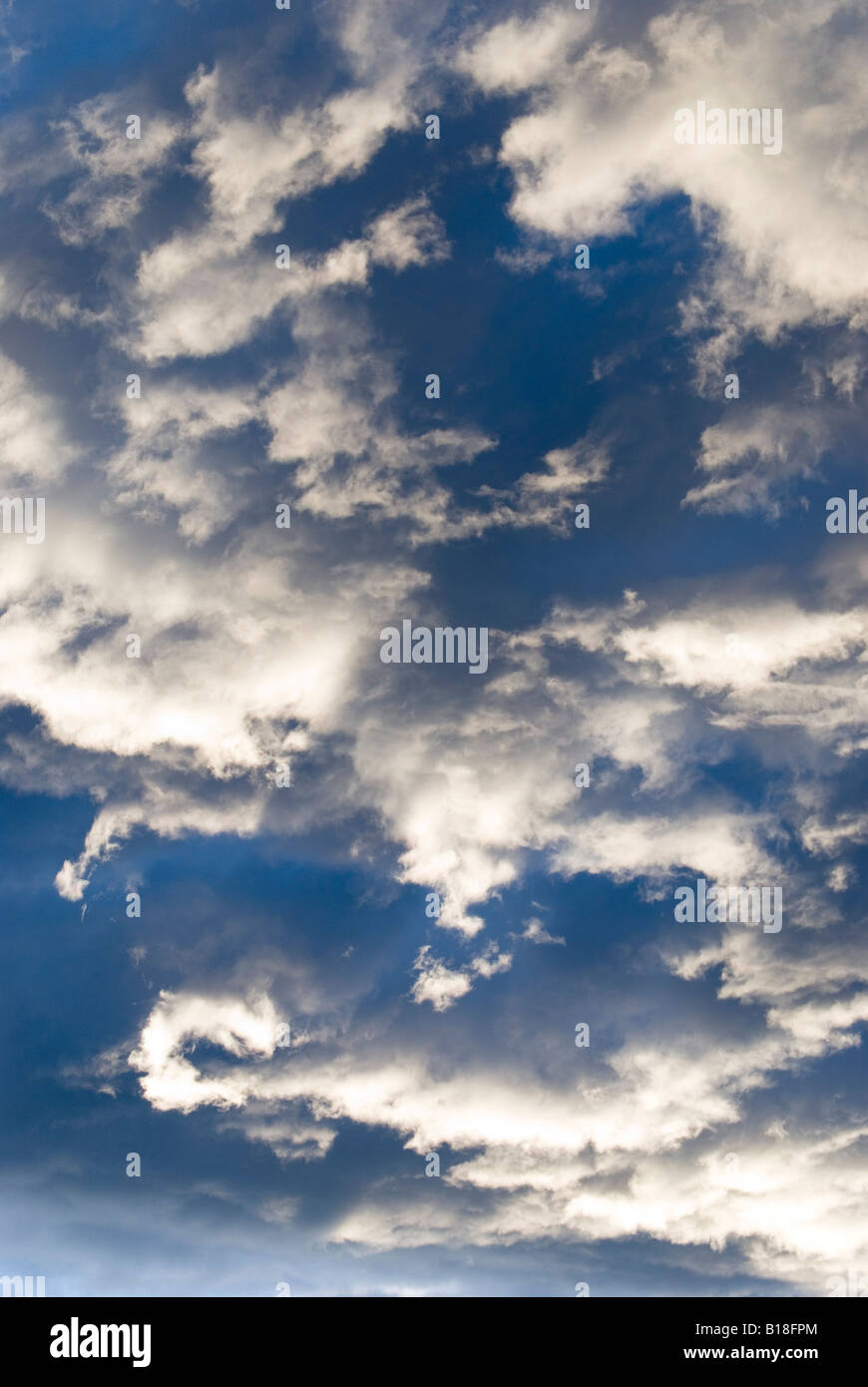 Filandreux nuages blancs sur un ciel bleu azur profond à Boulder, Colorado, USA Banque D'Images