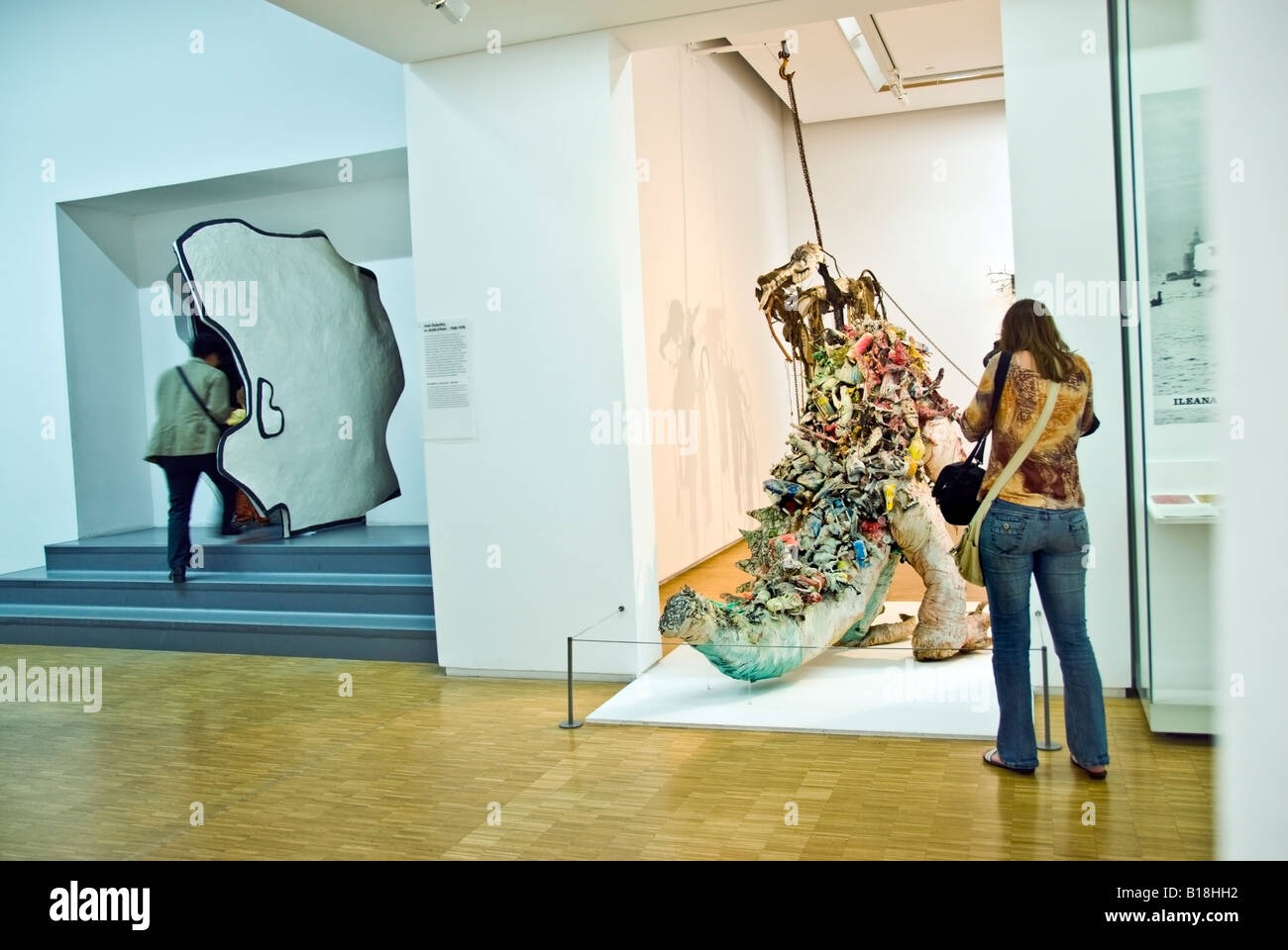 Paris France, les femmes à l'intérieur de 'centre George Pompidou, Beaubourg, le Musée d'Art Moderne Sculpture' par 'Niki de St Phalle' 'Monster' Banque D'Images