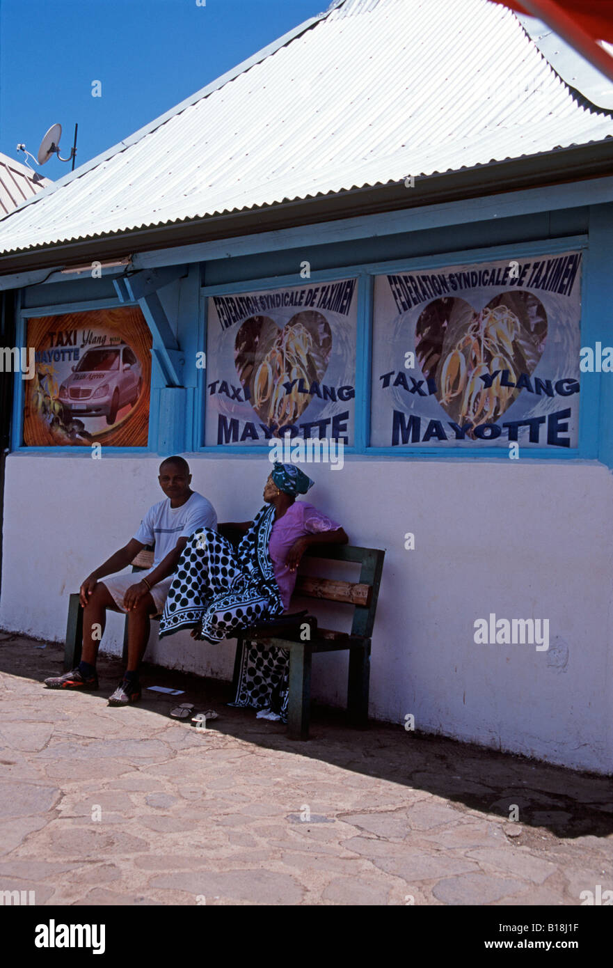 Homme et femme à la station de taxi au terminal de ferry de Dzaoudzi Mamoudzou, Grande Terre, île de Mayotte, archipel Comoro Banque D'Images