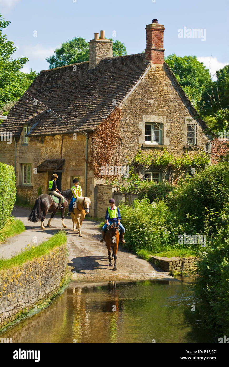 Les jeunes cavaliers dans le paisible village de Lacock, Anglais Historique Banque D'Images