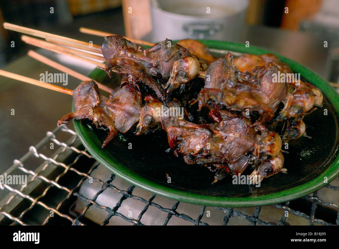Les oiseaux au barbecue sur stick Kyoto au Japon Banque D'Images