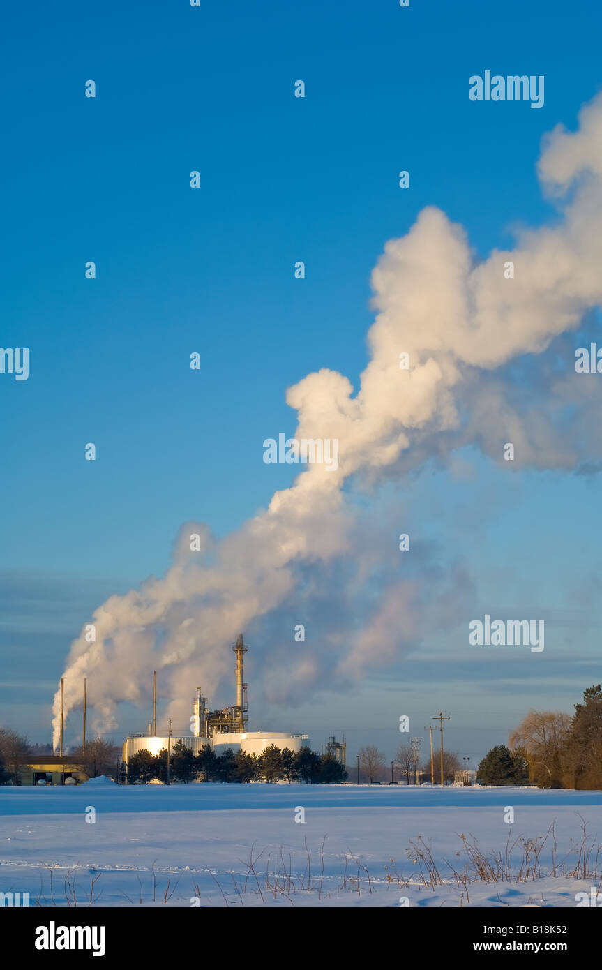 La vapeur de la fumée et de l'augmentation des cheminées sur matin d'hiver, Breslau, Ontario, Canada Banque D'Images