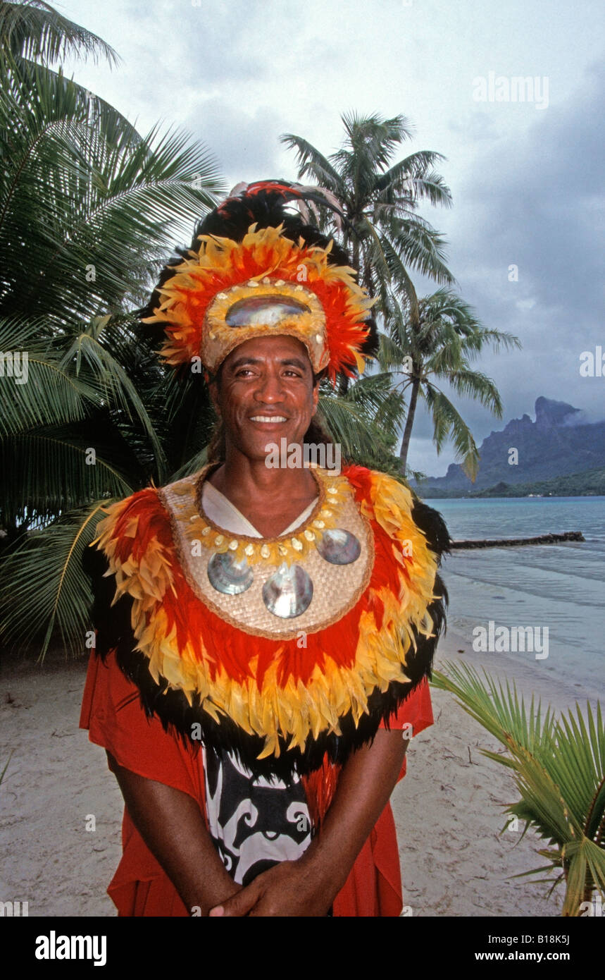 Prêtre de mariage du Pacifique Sud à Bora Bora en costume de cérémonie à plumes traditionnels Tuamotu Banque D'Images