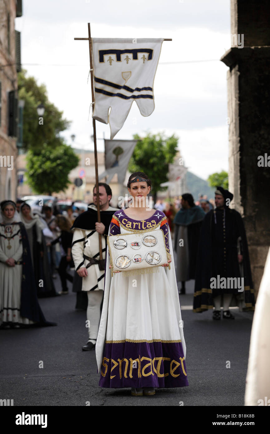 Jeune fille d'une des contradas de Narni en Ombrie Italie en procession portant des anneaux d'argent remis aux gagnants sur la joute Banque D'Images