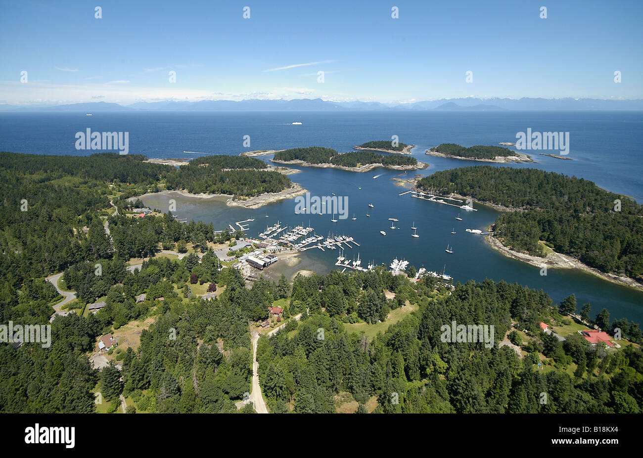 Une vue aérienne de Silva Bay et le sommet plat îles avec la partie continentale de la Colombie-Britannique dans l'arrière-plan. L'Île Gabriola. Golfe Banque D'Images