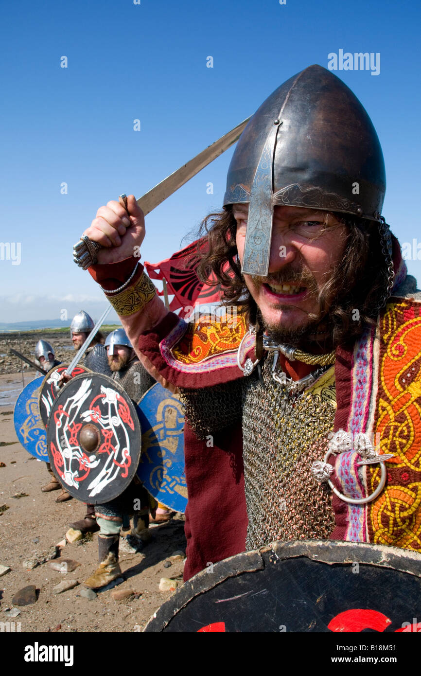 Vikings d'un groupe de reconstitution sur Lindisfarne où les Vikings a envahi dans AD794 Banque D'Images