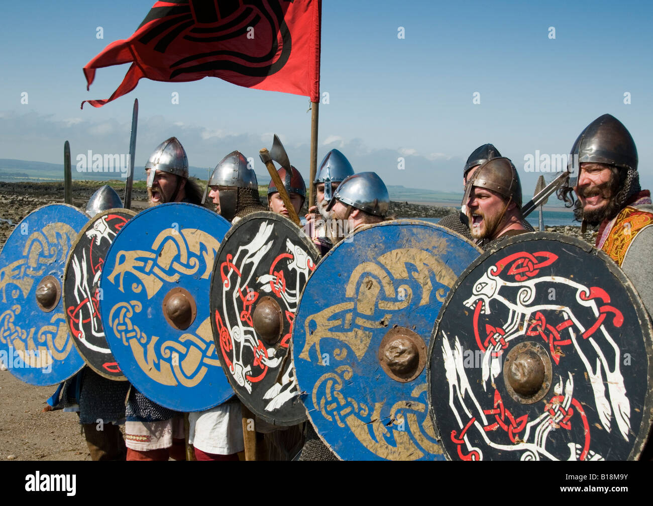 Vikings d'un groupe de reconstitution sur Lindisfarne où les Vikings a envahi dans AD794 Banque D'Images