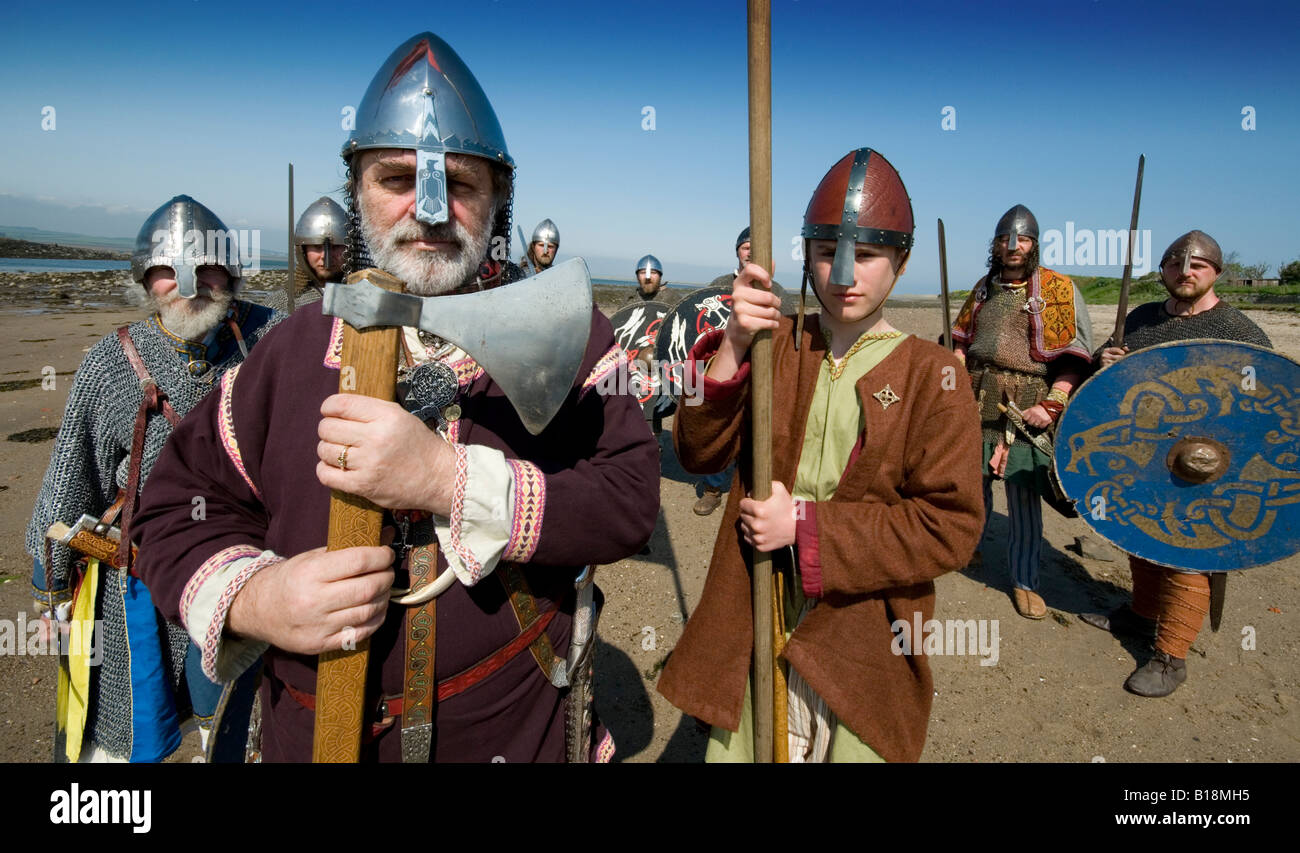 Un roi viking et guerriers viking d'un groupe de reconstitution sur Lindisfarne où les Vikings a envahi dans AD794 Banque D'Images