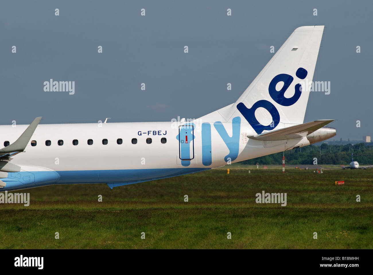 Flybe Embraer 190 à l'Aéroport International de Birmingham, UK Banque D'Images