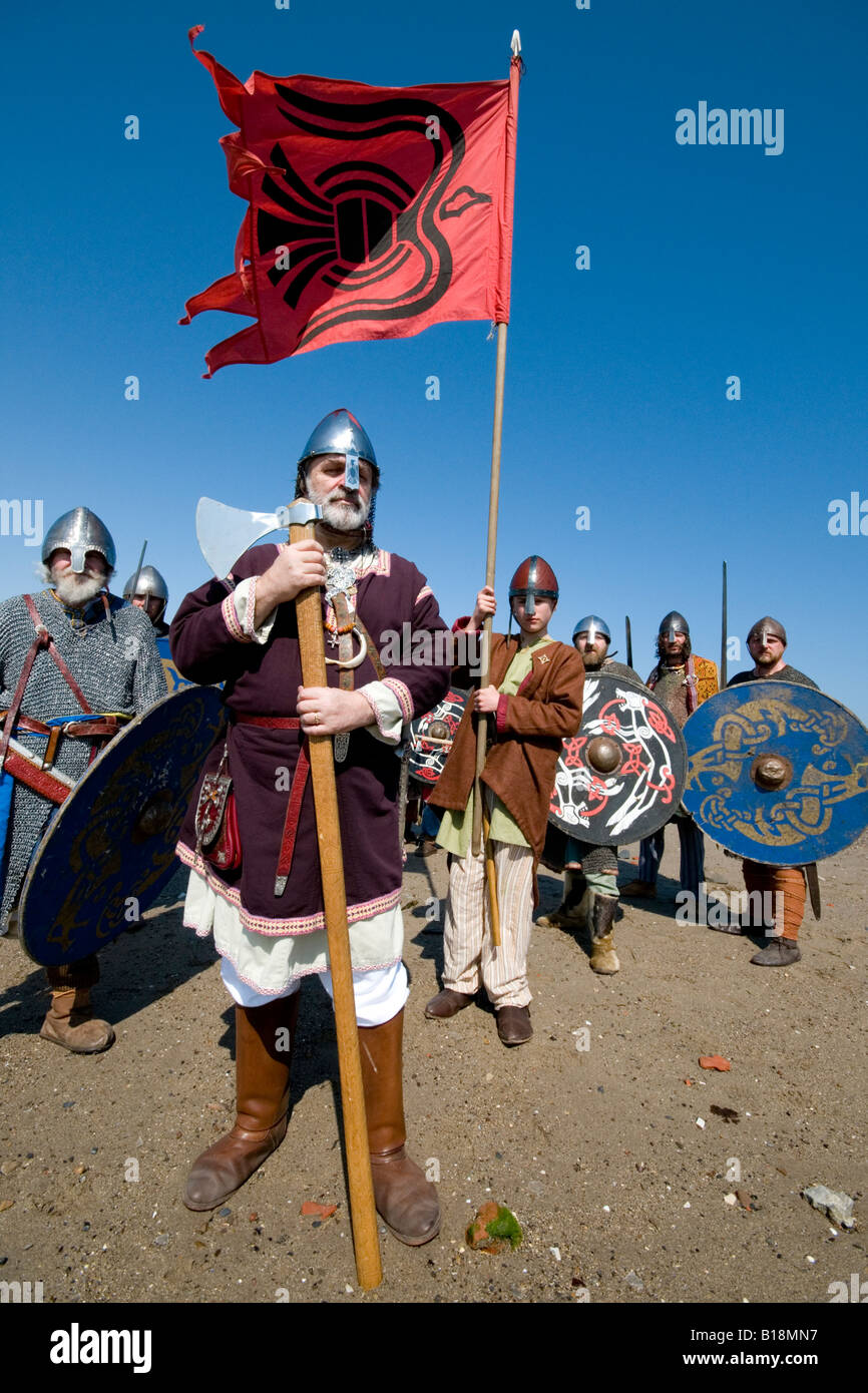 Un roi viking et guerriers viking d'un groupe de reconstitution sur Lindisfarne où les Vikings a envahi dans AD794 Banque D'Images