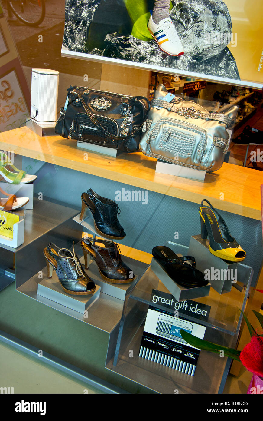 Des chaussures haut de gamme et de produits en cuir store window display Banque D'Images