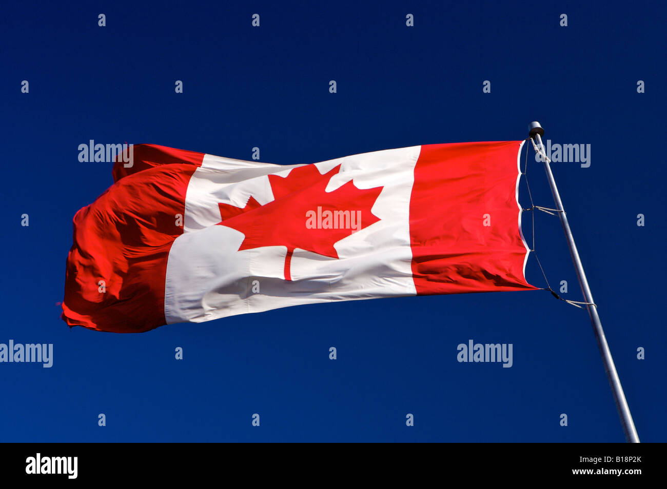Drapeau canadien sur le Centre d'information de la ville de Wawa, en Ontario, Canada. Banque D'Images