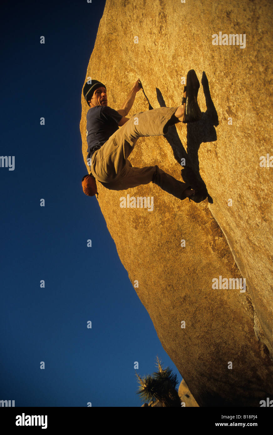 Un jeune homme boudering à Joshua Tree, California, United States. Banque D'Images
