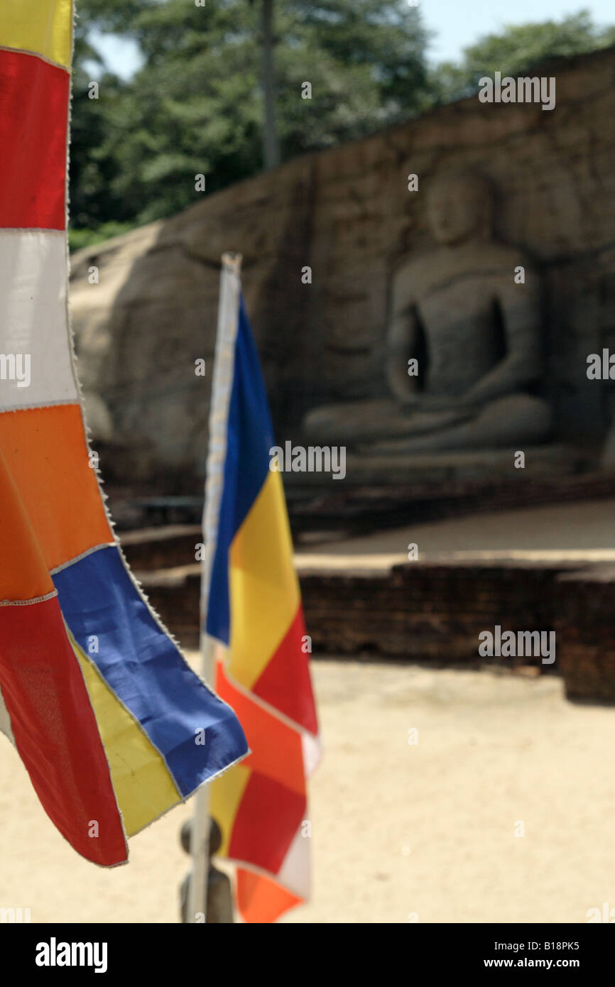 Drapeaux bouddhistes, Polonnaruwa, Sri Lanka. Banque D'Images