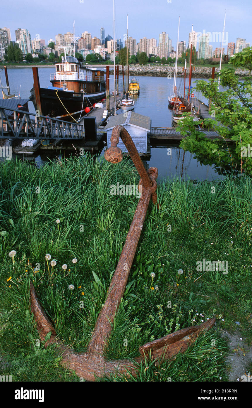 Vieux bateau ancre sur l'herbe près de dock au Musée maritime de Vancouver. Vancouver, Colombie-Britannique, Canada. Banque D'Images