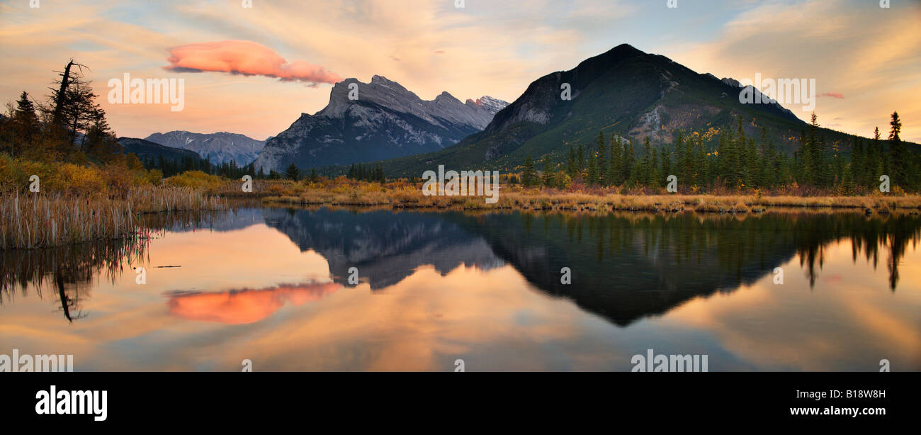 Le troisième lac Vermilion avec le Mont Rundle et du mont Sulphur au coucher du soleil dans le parc national de Banff - Alberta, Canada. Banque D'Images