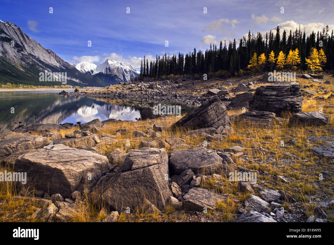 Le lac Medicine - Parc National de Jasper en Alberta, au Canada. Banque D'Images