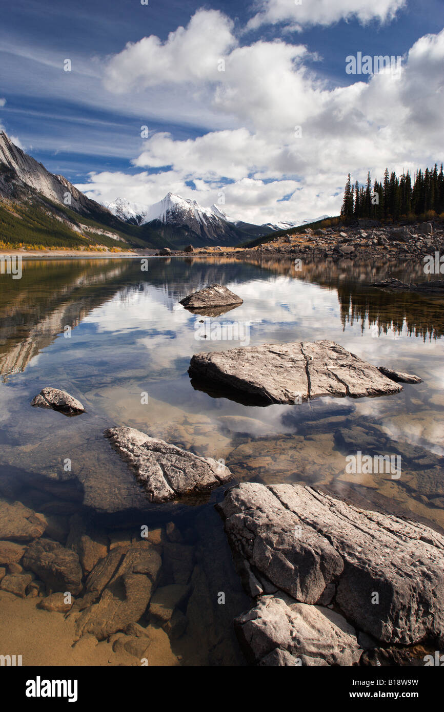 Rochers dans l'eau - Le lac Medicine - Parc National de Jasper en Alberta, au Canada. Banque D'Images