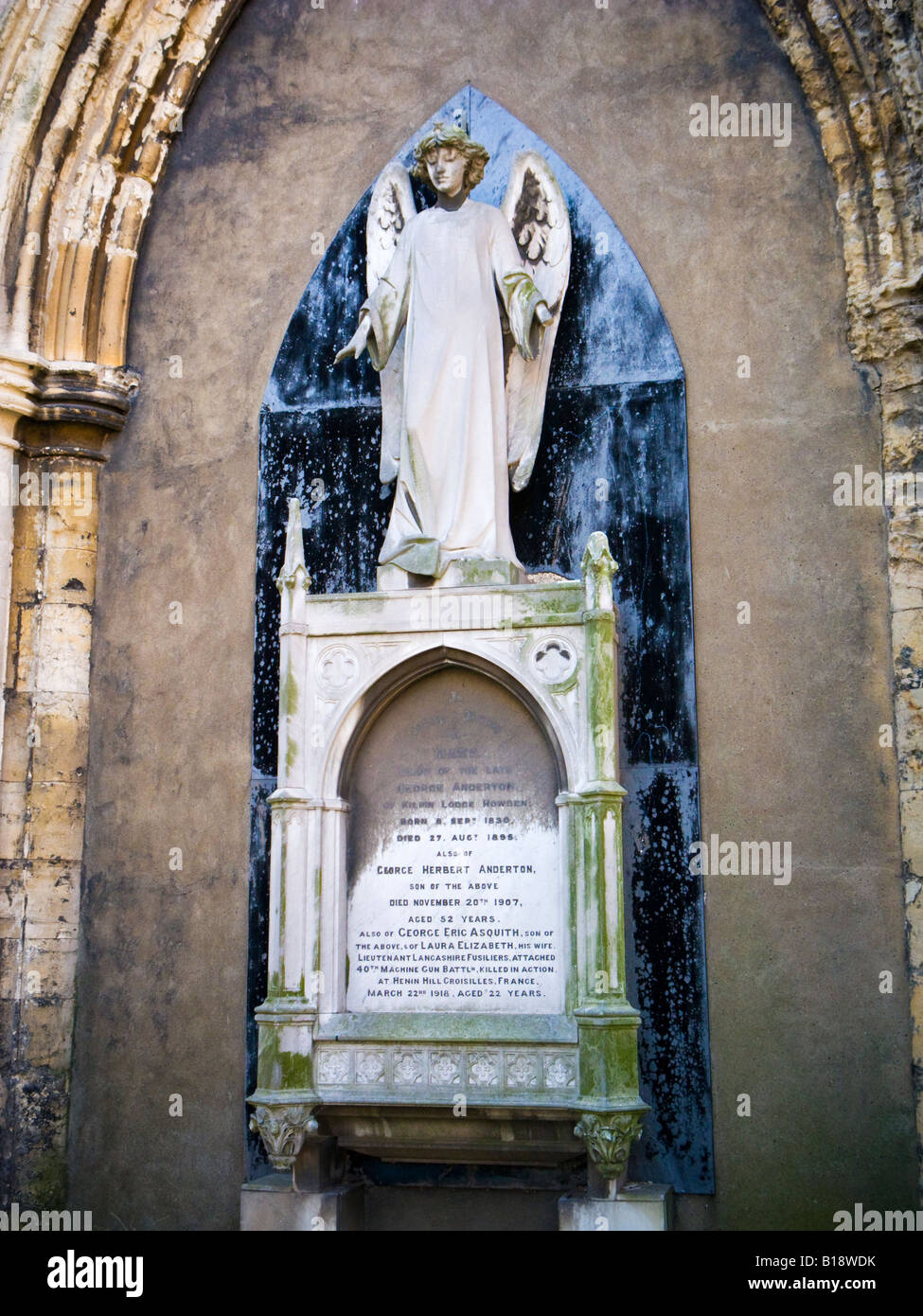 Tombeau de la famille dans les murs d'une église England UK Banque D'Images