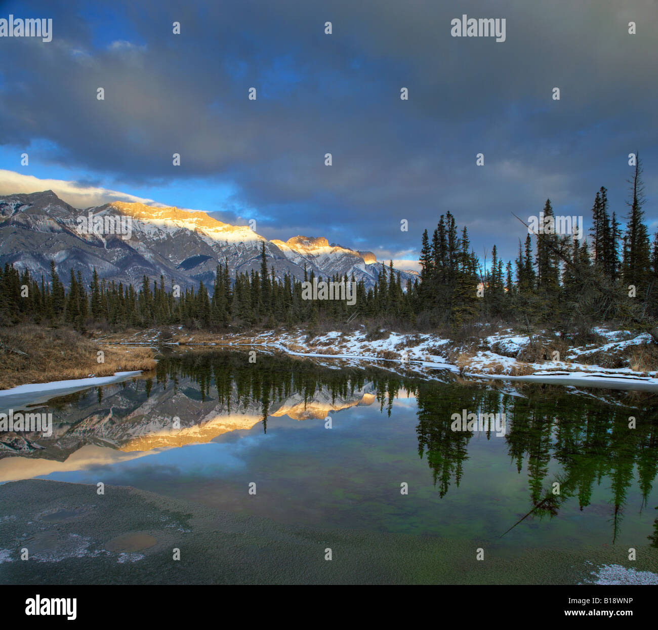 Les glory hole et la gamme de Miette en hiver - Parc National de Jasper en Alberta, au Canada. Banque D'Images