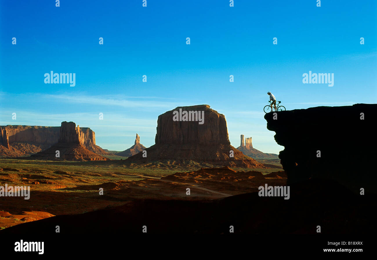 Le dirigeant d'une randonnée cycliste surplombe le paysage pittoresque d'une falaise à Monument Valley, à la frontière de l'Arizona et l'Utah, USA. Banque D'Images